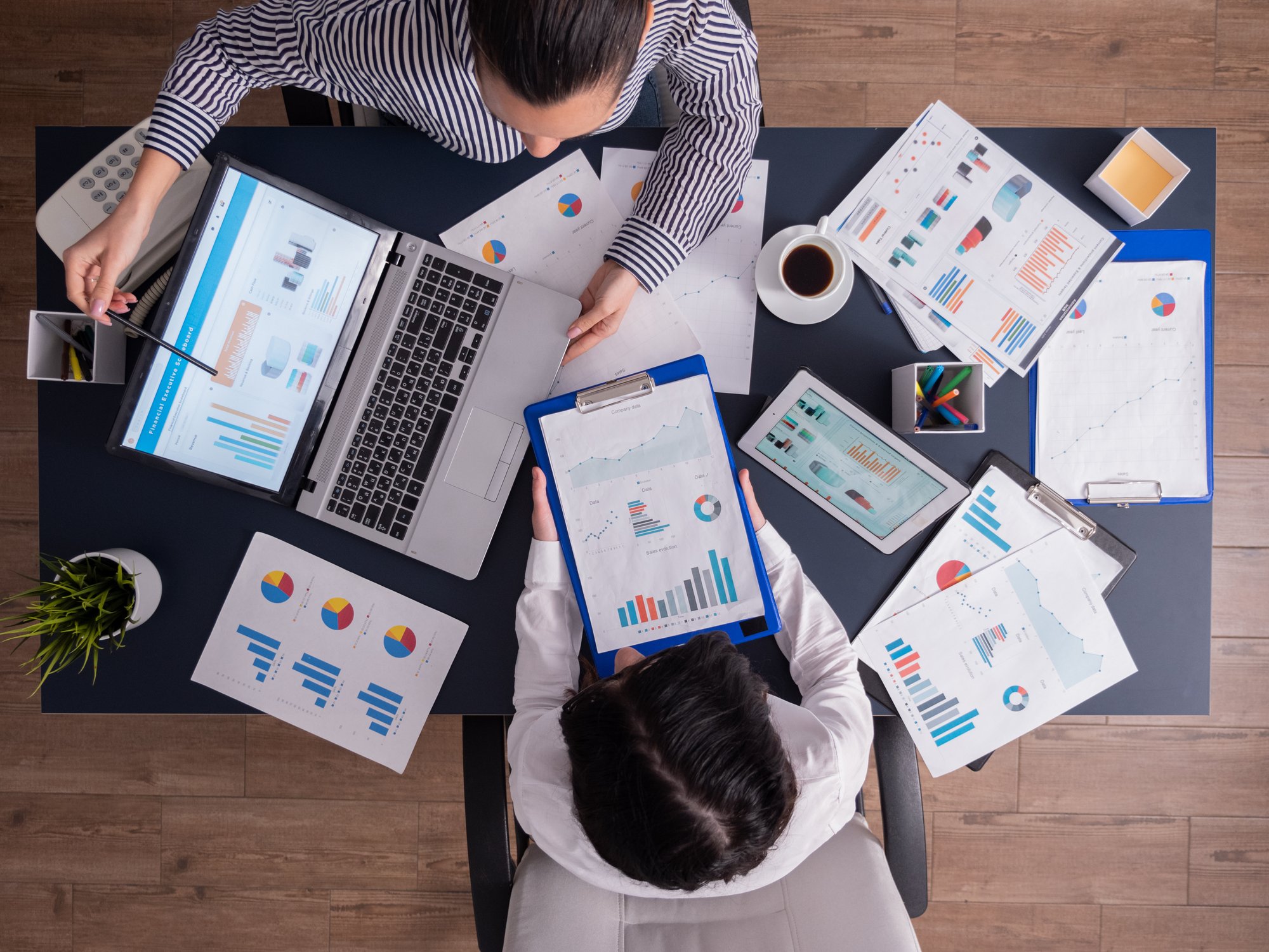 top-viewtop-view-manager-employee-doing-teamwork-business-office-looking-charts-laptop-display top-viewtop-view-manager-employee-doing-teamwork-business-office-looking-charts-laptop-display